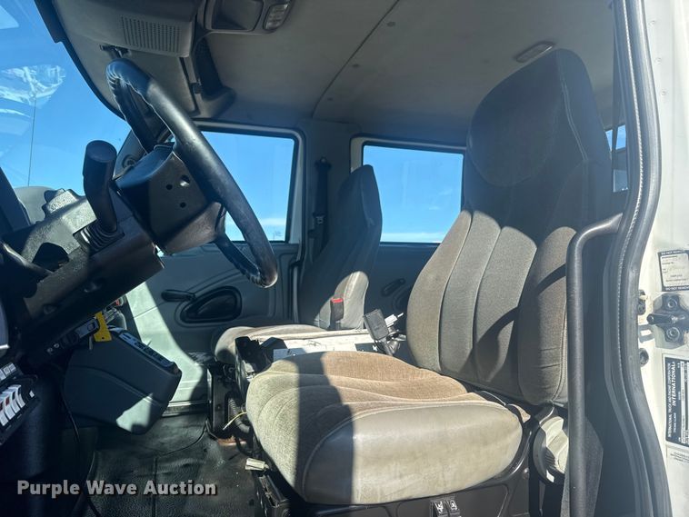 image for item EG1974 2006 International 7400 crane truck