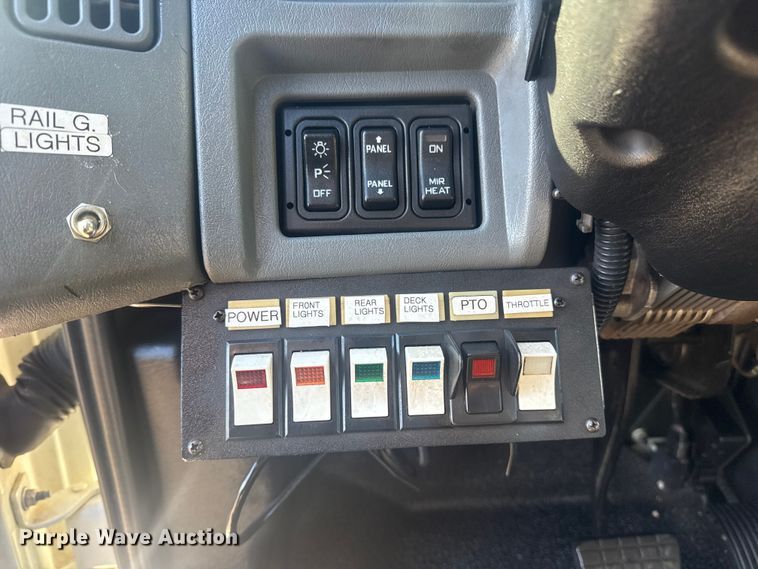 image for item EG1974 2006 International 7400 crane truck