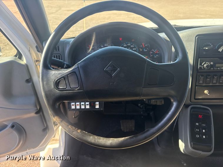 image for item EG1974 2006 International 7400 crane truck