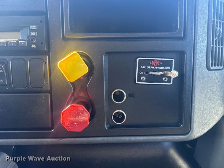 image for item EG1974 2006 International 7400 crane truck