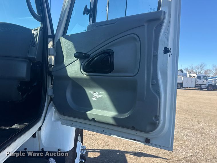 image for item EG1974 2006 International 7400 crane truck