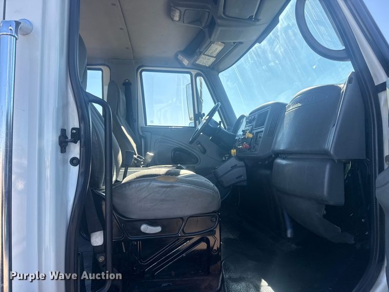 image for item EG1974 2006 International 7400 crane truck