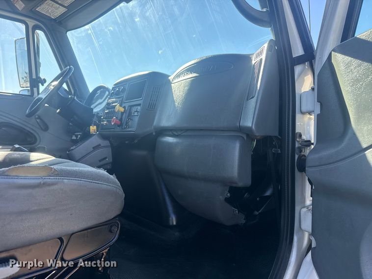 image for item EG1974 2006 International 7400 crane truck