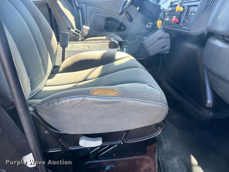 image for item EG1974 2006 International 7400 crane truck