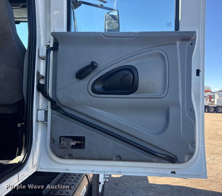 image for item EG1974 2006 International 7400 crane truck