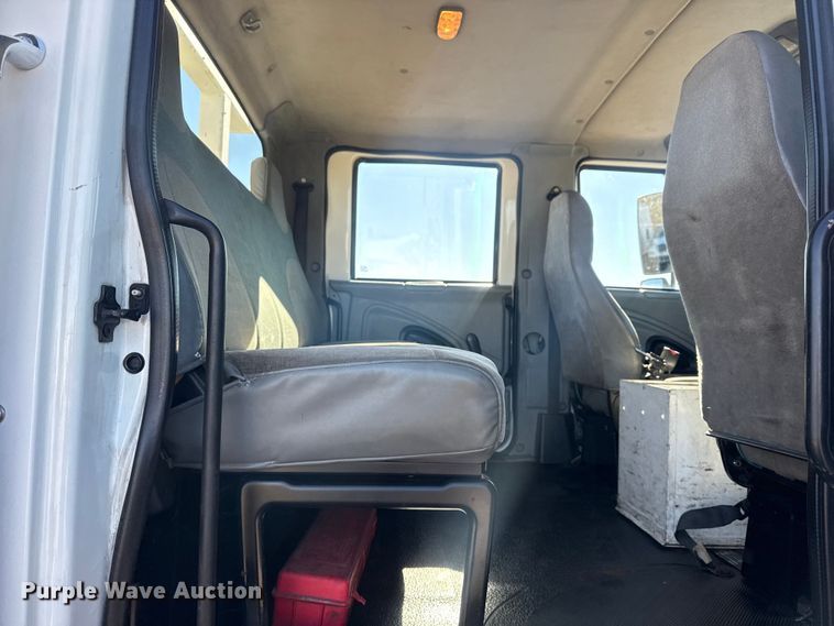 image for item EG1974 2006 International 7400 crane truck