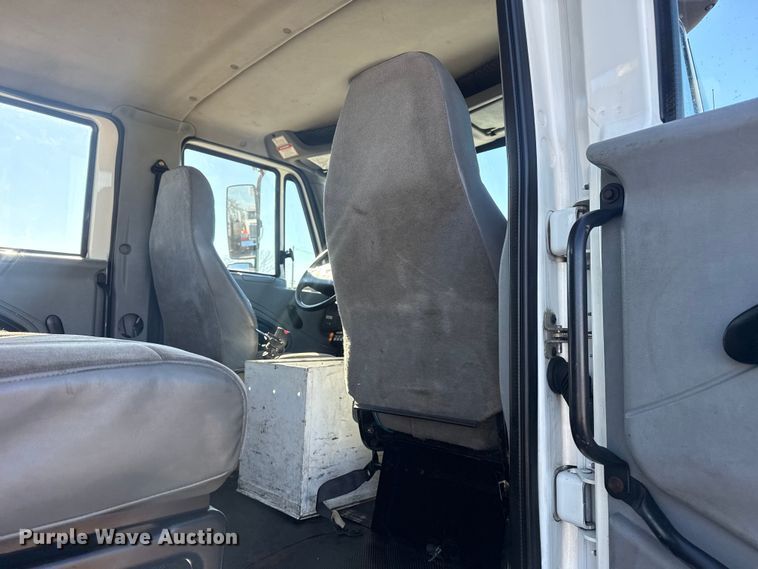 image for item EG1974 2006 International 7400 crane truck