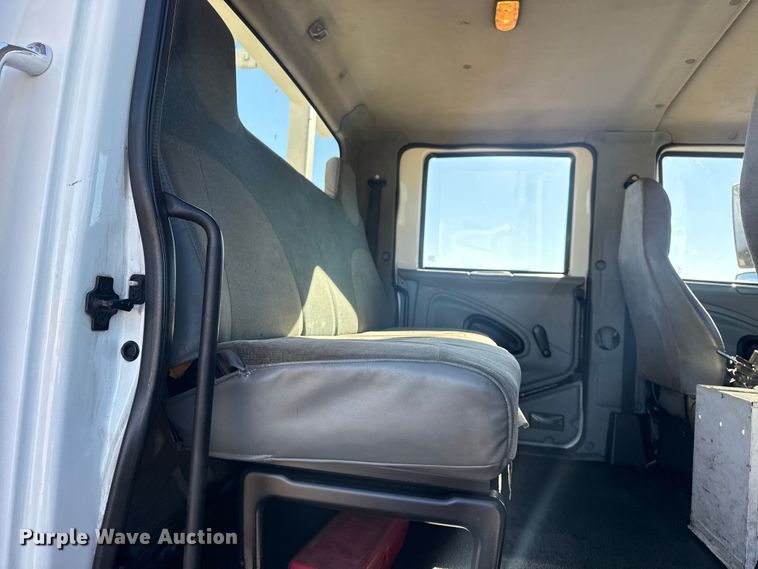 image for item EG1974 2006 International 7400 crane truck