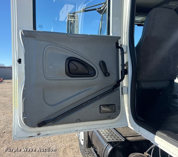 image for item EG1974 2006 International 7400 crane truck