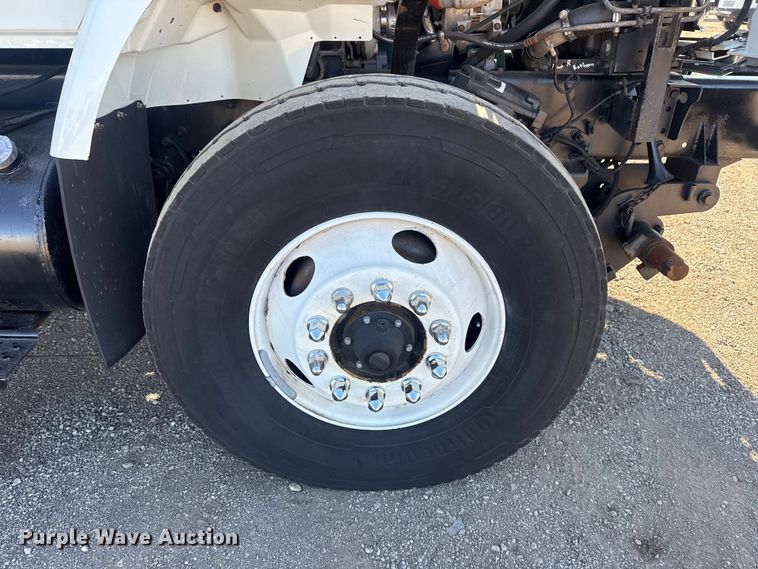 image for item EG1974 2006 International 7400 crane truck