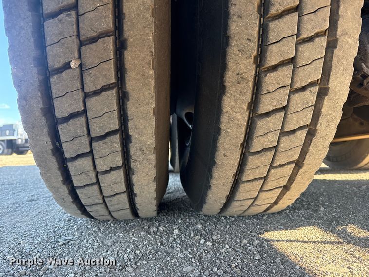 image for item EG1974 2006 International 7400 crane truck