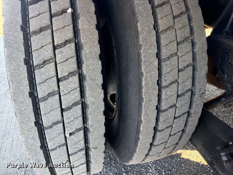 image for item EG1974 2006 International 7400 crane truck