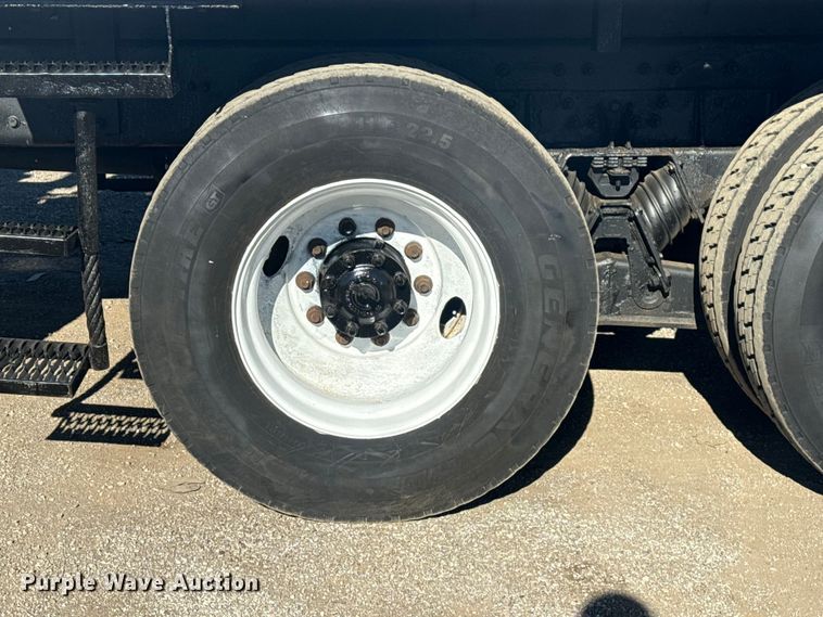 image for item EG1974 2006 International 7400 crane truck