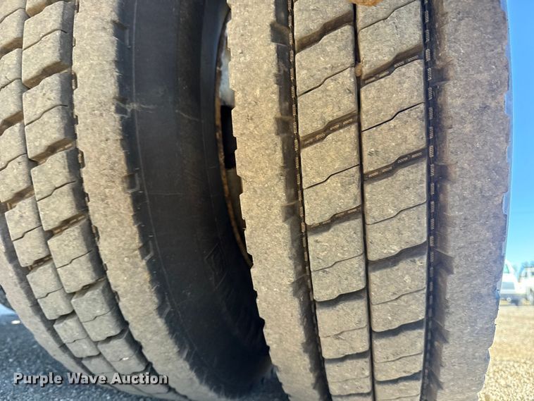 image for item EG1974 2006 International 7400 crane truck