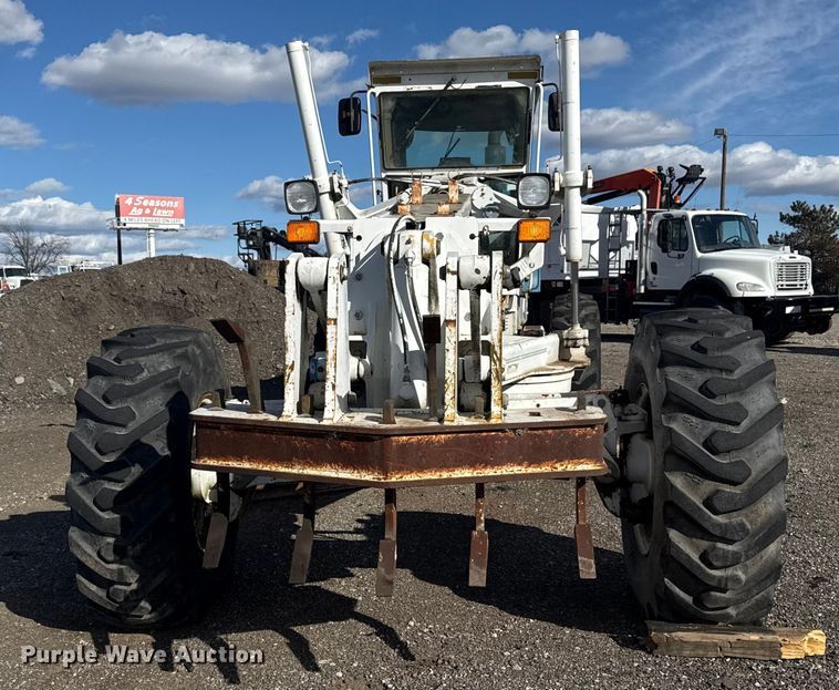 image for item EG1982 2000 John Deere 770C motor grader
