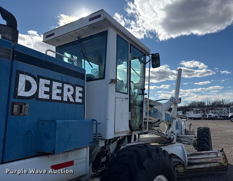 image for item EG1982 2000 John Deere 770C motor grader