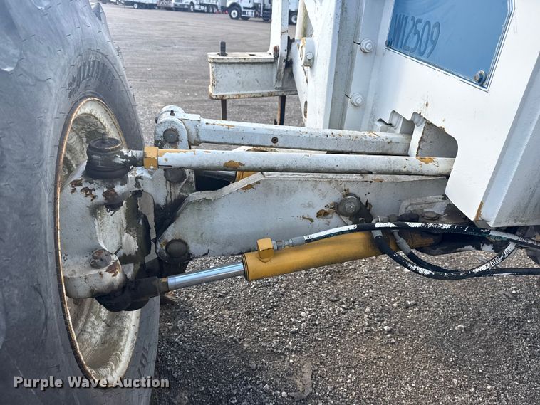 image for item EG1982 2000 John Deere 770C motor grader