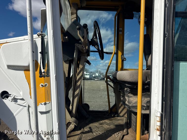 image for item EG1982 2000 John Deere 770C motor grader