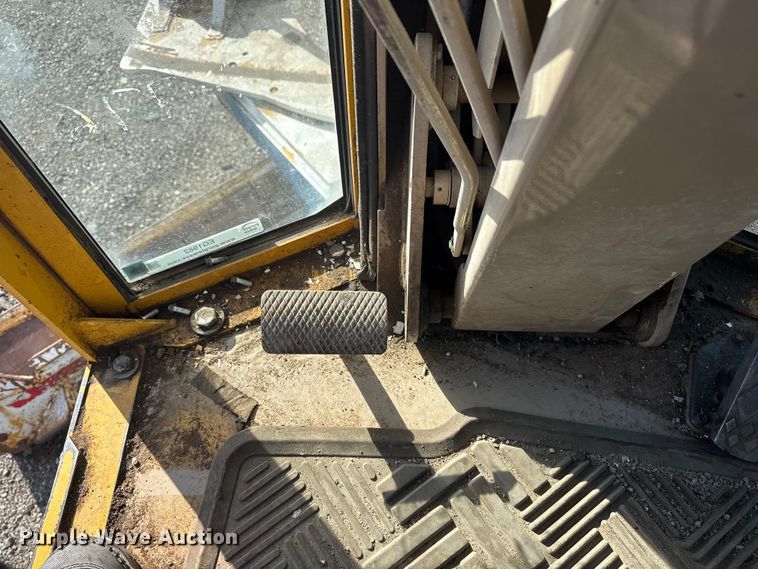 image for item EG1982 2000 John Deere 770C motor grader