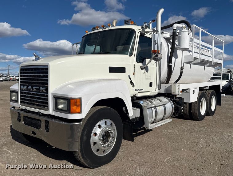image for item EG1988 2011 Mack CHU613 vacuum truck