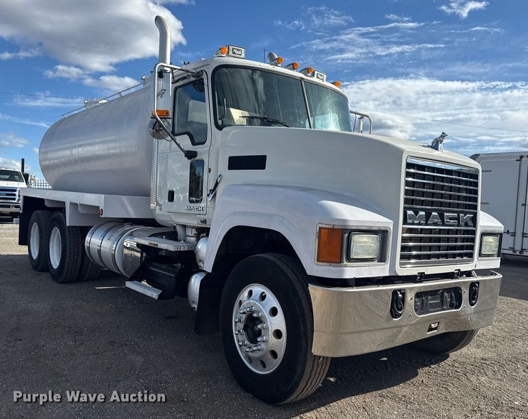 image for item EG1988 2011 Mack CHU613 vacuum truck