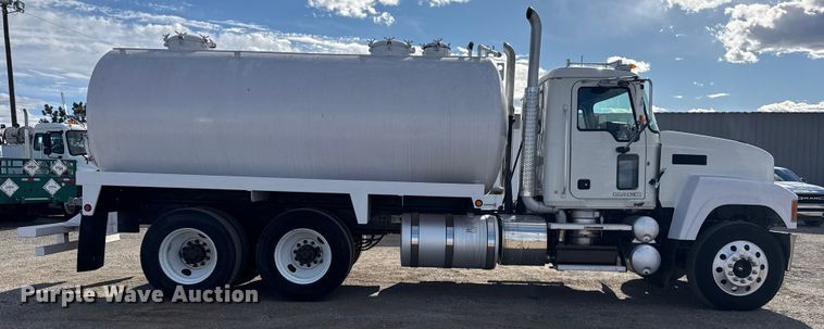 image for item EG1988 2011 Mack CHU613 vacuum truck