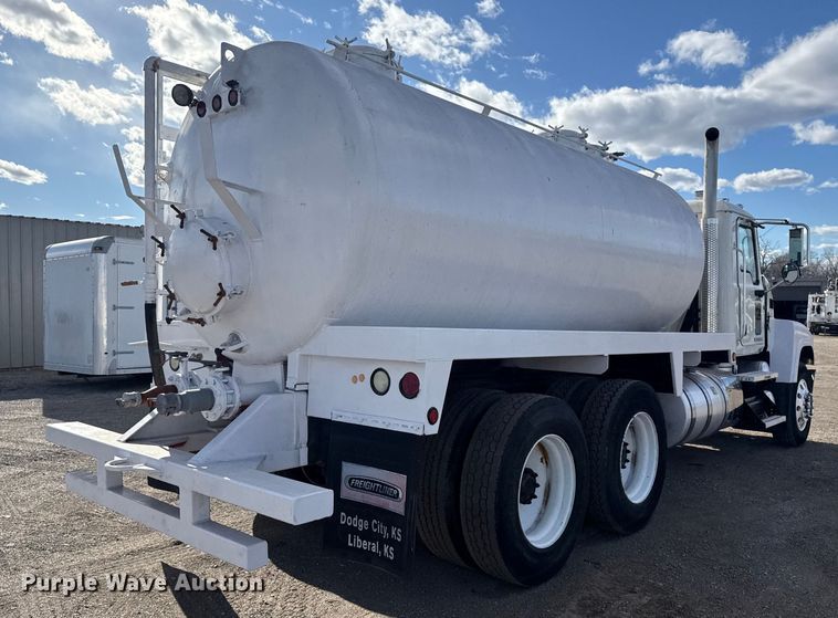 image for item EG1988 2011 Mack CHU613 vacuum truck