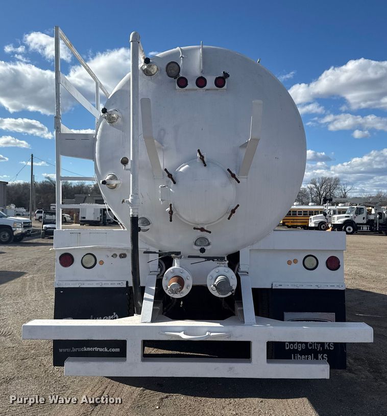 image for item EG1988 2011 Mack CHU613 vacuum truck