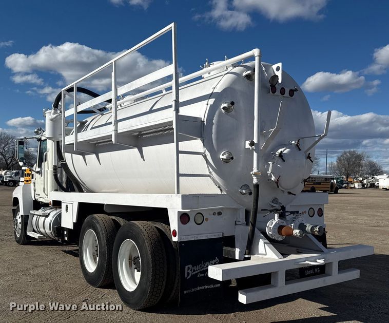 image for item EG1988 2011 Mack CHU613 vacuum truck