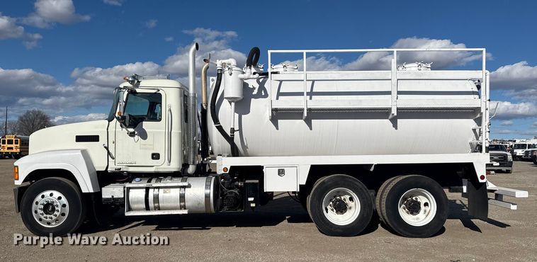 image for item EG1988 2011 Mack CHU613 vacuum truck