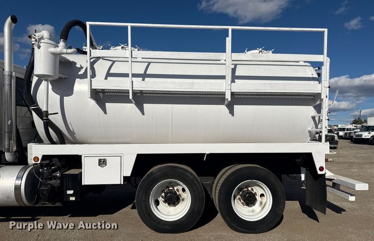 image for item EG1988 2011 Mack CHU613 vacuum truck