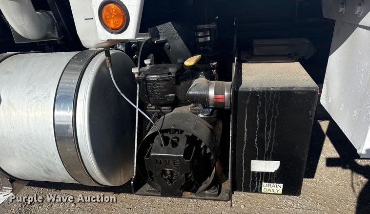 image for item EG1988 2011 Mack CHU613 vacuum truck