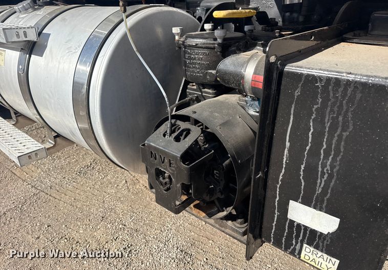 image for item EG1988 2011 Mack CHU613 vacuum truck