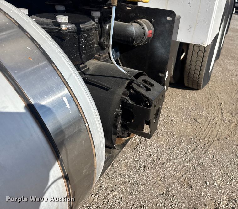 image for item EG1988 2011 Mack CHU613 vacuum truck