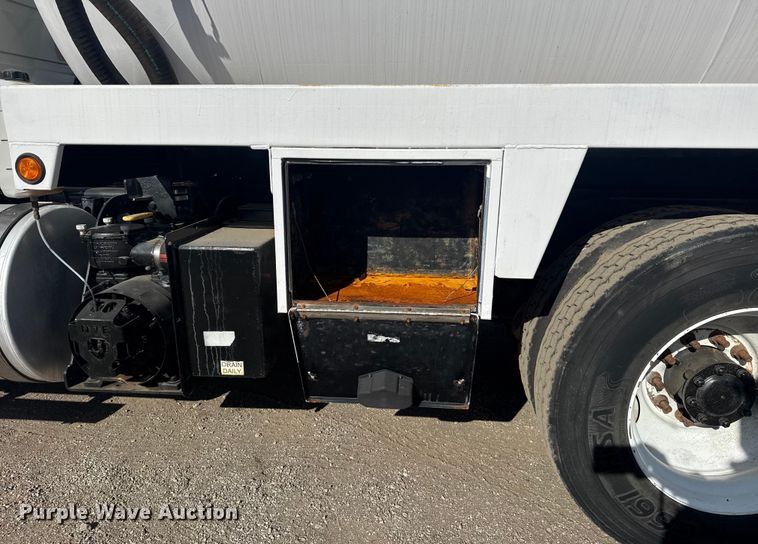 image for item EG1988 2011 Mack CHU613 vacuum truck