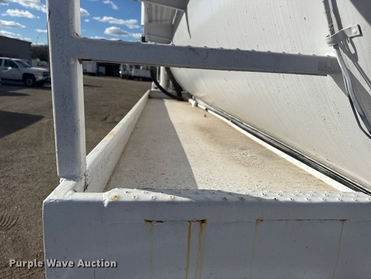 image for item EG1988 2011 Mack CHU613 vacuum truck