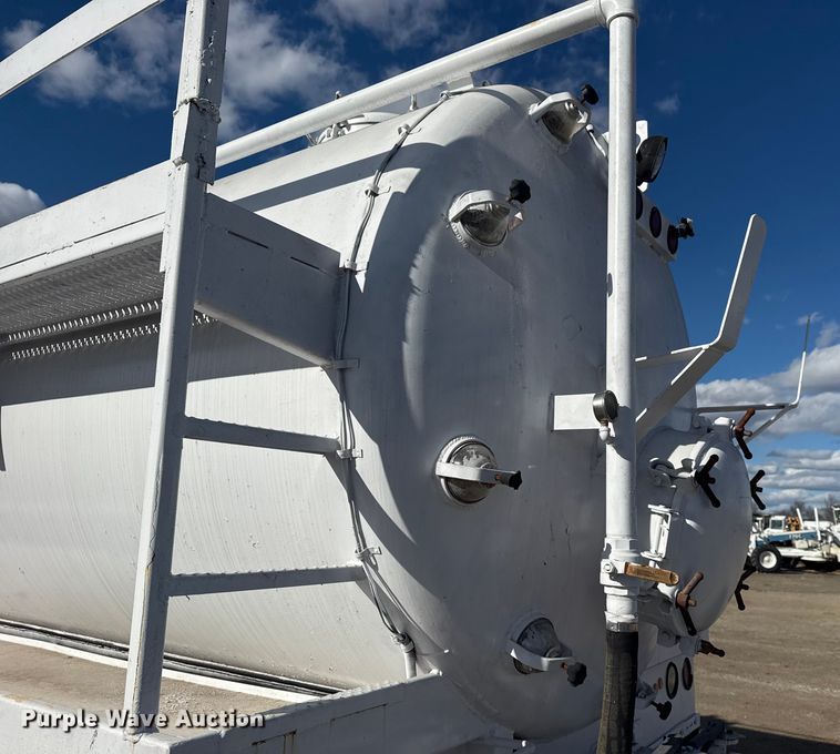 image for item EG1988 2011 Mack CHU613 vacuum truck