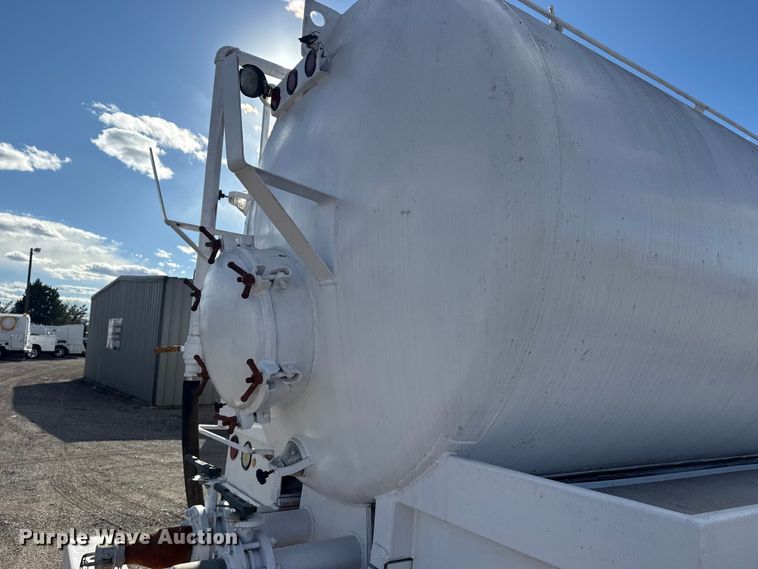 image for item EG1988 2011 Mack CHU613 vacuum truck