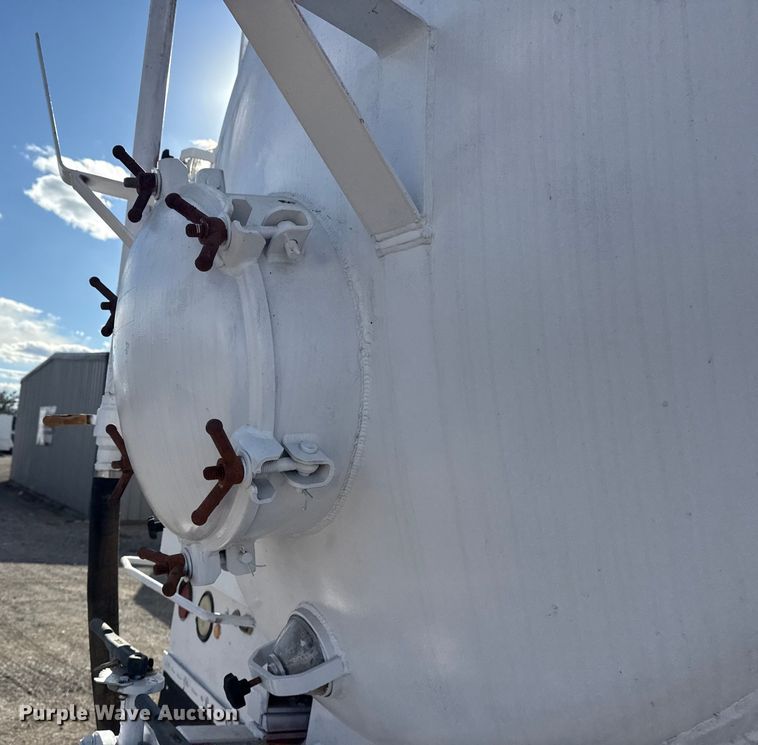 image for item EG1988 2011 Mack CHU613 vacuum truck