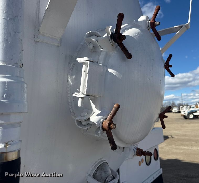 image for item EG1988 2011 Mack CHU613 vacuum truck