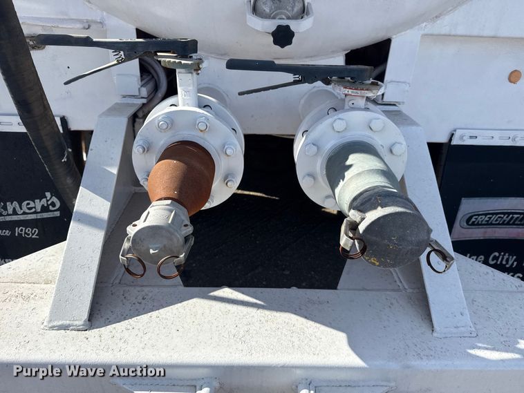 image for item EG1988 2011 Mack CHU613 vacuum truck