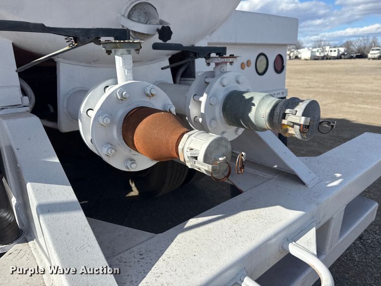 image for item EG1988 2011 Mack CHU613 vacuum truck