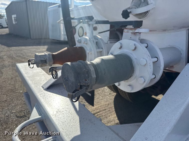 image for item EG1988 2011 Mack CHU613 vacuum truck