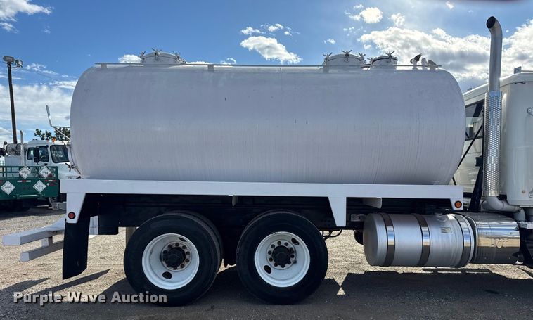 image for item EG1988 2011 Mack CHU613 vacuum truck