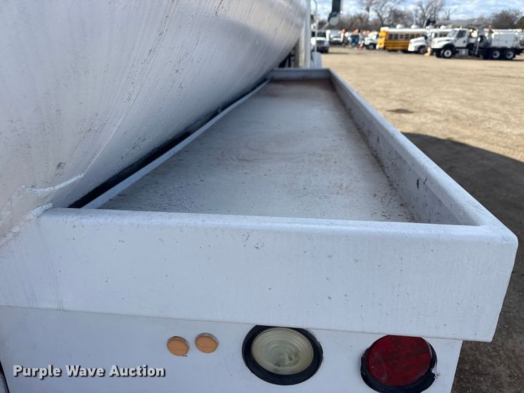 image for item EG1988 2011 Mack CHU613 vacuum truck