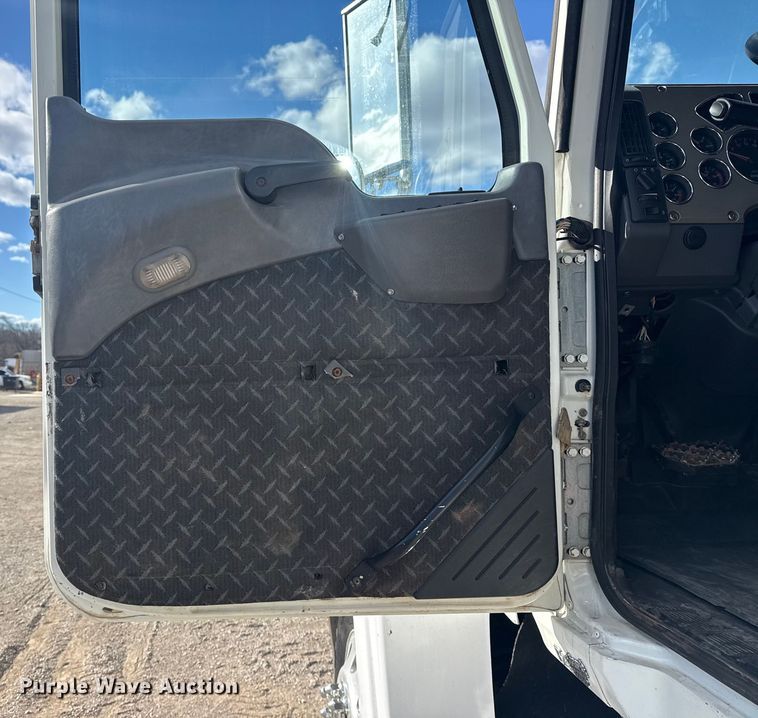 image for item EG1988 2011 Mack CHU613 vacuum truck