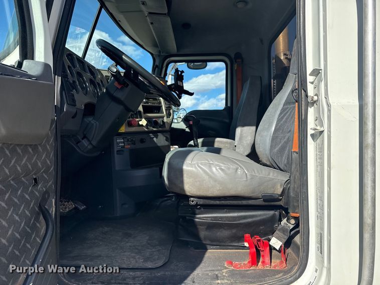 image for item EG1988 2011 Mack CHU613 vacuum truck