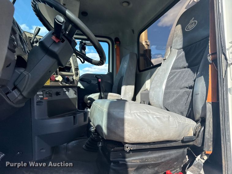 image for item EG1988 2011 Mack CHU613 vacuum truck