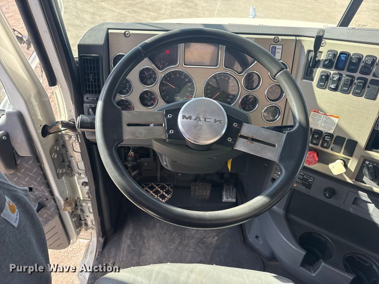 image for item EG1988 2011 Mack CHU613 vacuum truck