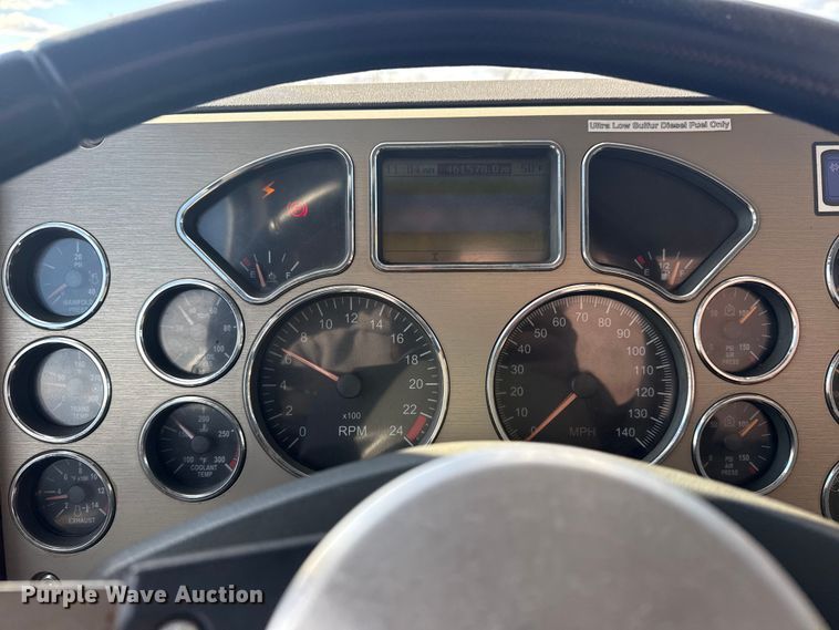 image for item EG1988 2011 Mack CHU613 vacuum truck